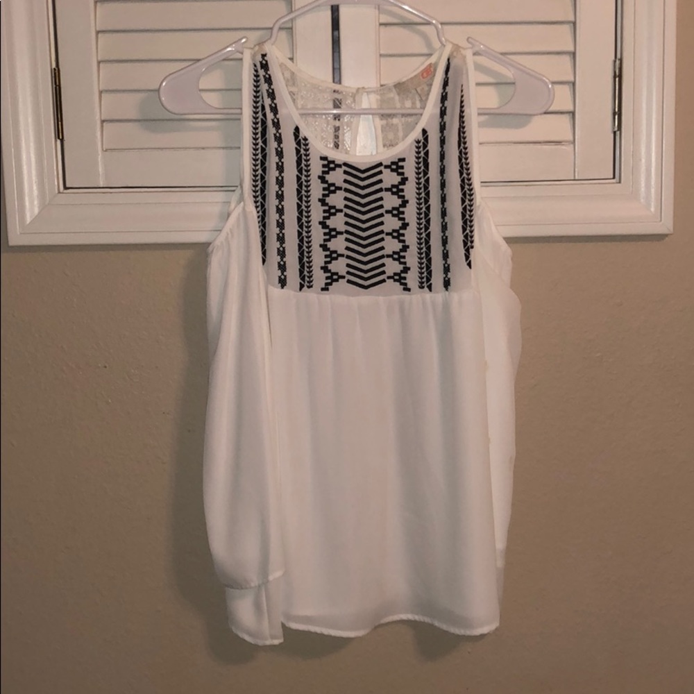 Shoulder-less top